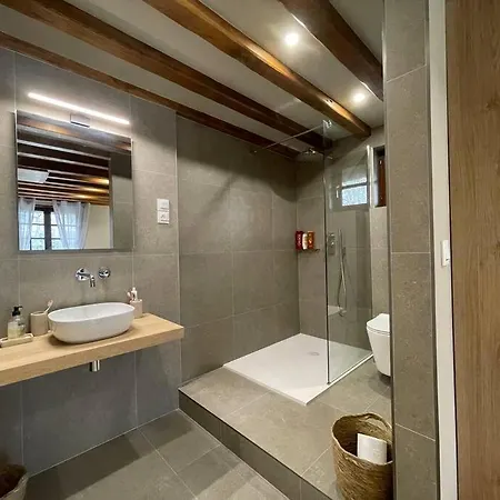 Maison Et Dependance De Gamme Proche De Deauville-trouville *