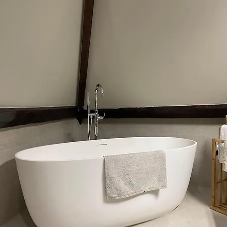 Maison Et Dépendance De Gamme Proche De Deauville-trouville