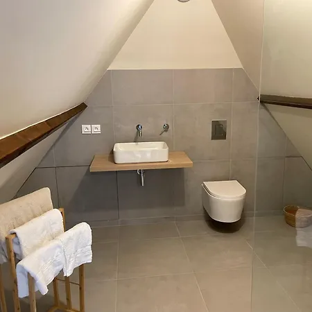 Maison Et Dependance De Gamme Proche De Deauville-trouville